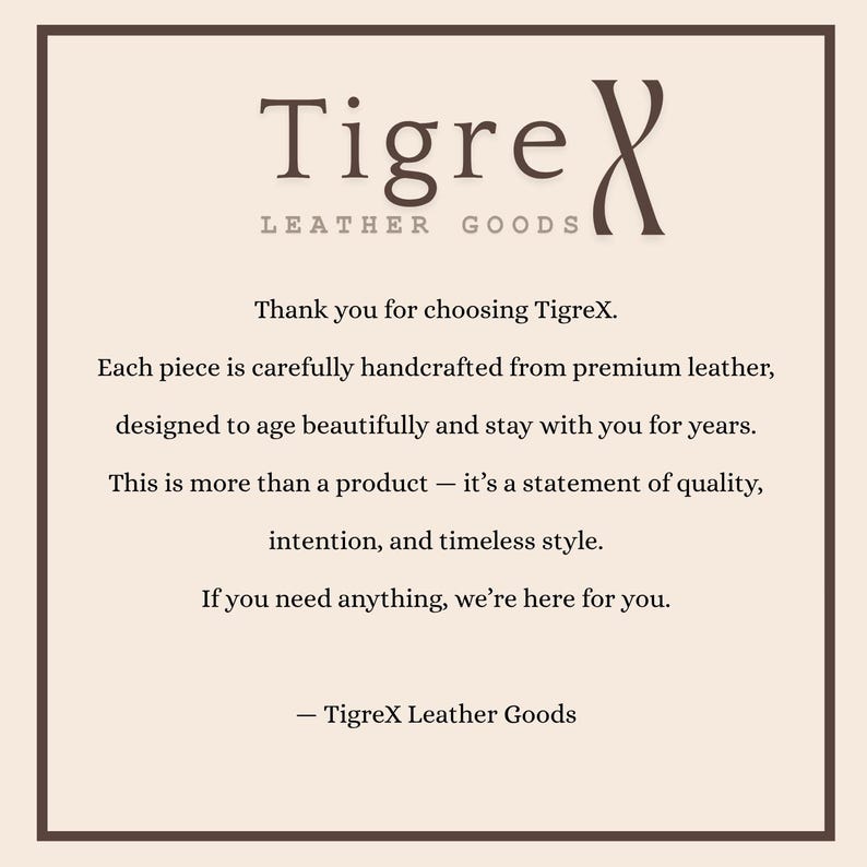 Pode incluir: Um gr&aacute;fico bege com o texto "TigreX Leather Goods". O texto afirma que cada pe&ccedil;a &eacute; cuidadosamente feita &agrave; m&atilde;o com couro premium, projetada para envelhecer lindamente e durar por anos. Tamb&eacute;m diz: "Isso &eacute; mais do que um produto - &eacute; uma declara&ccedil;&atilde;o de qualidade, inten&ccedil;&atilde;o e estilo atemporal."