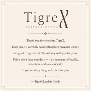 Op de afbeelding: Een rechthoekige kaart met een cr&egrave;mekleurige achtergrond en een donkerbruine rand. De tekst luidt: TigreX LEATHER GOODS. Thank you for choosing TigreX. Each piece is carefully handcrafted from premium leather. This is a statement of quality.