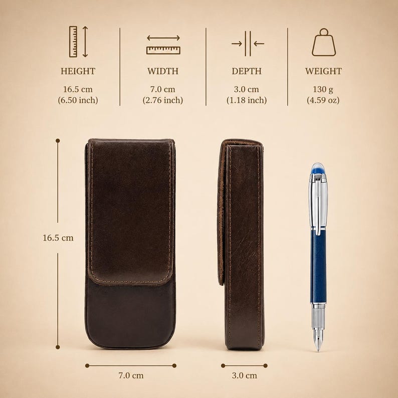 Pode incluir: Um estojo de caneta de couro marrom, com 16,5 cm de altura, 7,0 cm de largura e 3,0 cm de profundidade, com uma caneta correspondente. O estojo pesa 130 g. O estojo foi projetado para guardar uma caneta.