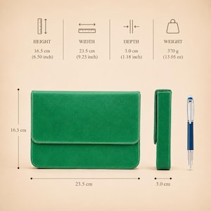 Pode incluir: Um estojo retangular verde com fecho de aba, com 16,5 cm de altura e 23,5 cm de largura. Uma caneta e um estojo para caneta a condizer tamb&eacute;m s&atilde;o mostrados. O estojo tem 3,0 cm de profundidade e pesa 370 g.