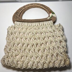 Monedero de macramé con asa de colibrí
