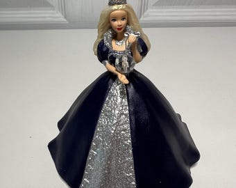 Adorno navideño de recuerdo de Barbie - Princesa del Milenio (1999) en caja
