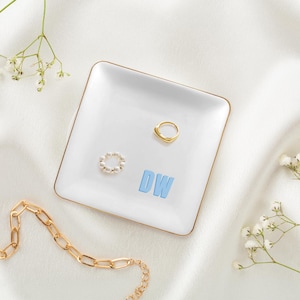 Plato de baratijas con letra personalizada, plato de anillo con inicial personalizado, soporte de joyería, regalo de cumpleaños para el mejor amigo, regalo de aniversario.