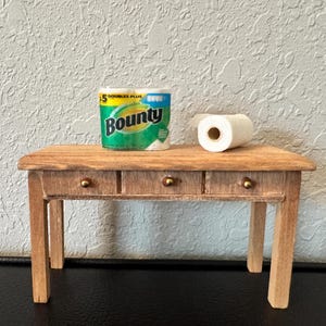 Toalhas de papel em miniatura para casa de bonecas, Bounty, escala 1:12 - feitas de papel de verdade para dioramas, itens colecionáveis e muito mais.