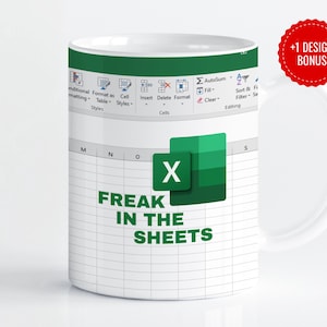 Peut inclure: Une tasse en céramique blanche avec un motif vert et blanc. La tasse présente une feuille de calcul avec la lettre "X" mise en évidence et le texte "FREAK IN THE SHEETS".