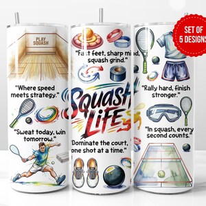 Könnte beinhalten: Ein Set aus fünf Becherdesigns zum Thema Squash. Jeder Becher zeigt Illustrationen von Squash-Ausrüstung, Zitaten und einem Squash-Court. Die Worte "Squash Life" sind prominent dargestellt. Ein roter Aufkleber zeigt "Set of 5 Designs."