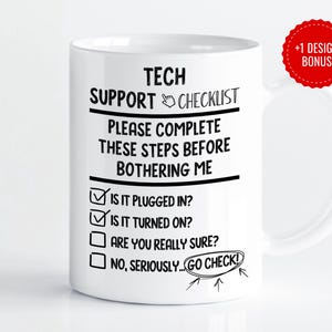 Pode incluir: Caneca de cerâmica branca com um design preto que diz "Tech Support Checklist" e inclui uma lista de perguntas para fazer antes de procurar ajuda. A caneca tem uma alça preta e uma borda preta.