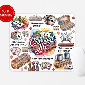 Könnte beinhalten: Ein weißes, rechteckiges Mauspad mit einem farbenfrohen Aquarelldesign mit Illustrationen zum Thema Cribbage. Das Design umfasst Spielkarten, Cribbage-Boards, Stifte und den Text "Cribbage Life". Ein roter Kreis mit "SET OF 5 DESIGNS" befindet sich oben links.