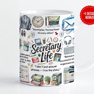 Può includere: Tazza in ceramica bianca con un design che presenta illustrazioni relative all'ufficio e le parole "Secretary Life". Il design include una giacca, un orologio, un laptop, cuffie e il testo "Secretaries: The heartbeat of every office."