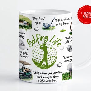 Op de afbeelding: Witte keramische mok met een golfthema. De mok heeft groene en witte illustraties van golfballen, een golfkar en een golfer. Tekst bevat "Golfing Life" en diverse golfgerelateerde citaten.