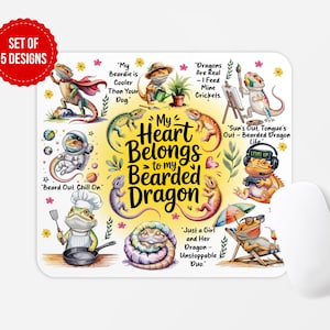 Puede incluir: Alfombrilla de ratón rectangular blanca con ilustraciones coloridas de dragones barbudos en varios escenarios. La alfombrilla incluye texto como "My Heart Belongs to my Bearded Dragon" y otras frases.