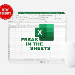 以下が含まれることがあります： 緑と白のスプレッドシートデザインの マウスパッドで、黒い文字で「FREAK IN THE SHEETS」と書かれています。スプレッドシートのセルの一つに緑色の「X」があります。