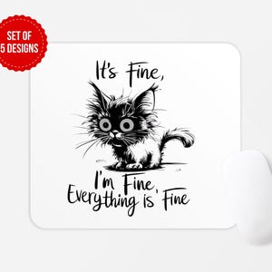 Puede incluir: Alfombrilla de ratón blanca con una ilustración en blanco y negro de un gato con ojos grandes. El texto "It's Fine, I'm Fine, Everything is Fine" está escrito debajo del gato. Un círculo rojo con el texto "SET OF 5 DESIGNS" está en la esquina superior izquierda.