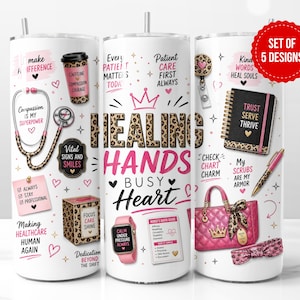 Op de afbeelding: Drie witte cilindrische bekers met rietjes, voorzien van afbeeldingen in het thema gezondheidszorg in roze, zwart en luipaardprint. De ontwerpen bevatten een stethoscoop, een roze handtas, een notitieboek en de tekst Healing Hands Busy Heart en Set of 5 Designs.