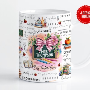 Könnte beinhalten: Weiße Keramiktasse mit einem farbenfrohen Design für einen Lehrer. Das Design umfasst eine Tafel mit dem Namen "MRS. THOMPSON", eine rosa Schleife, Blumen, Bleistifte und den Text "Best Teacher Ever". Zusätzliche Wörter wie "kreativ" und "inspirierend" sind ebenfalls enthalten.