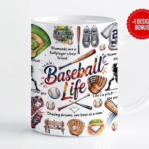 Könnte beinhalten: Weiße Keramik-Tasse mit Baseball-Motiv. Die Tasse ist mit Baseball-bezogenen Illustrationen verziert, darunter Schläger, Handschuhe und Basebälle. Der Text enthält "Baseball Life" und andere Baseball-Zitate.