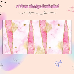 Pu&ograve; includere: Un design rettangolare con un motivo marmorizzato rosa e oro e dettagli dorati. Il design incorpora colori rosa, oro e bianco, con forme di cuore e stella. Il testo in alto recita '+1 free design included'.