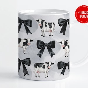 Puede incluir: Taza de cerámica blanca con un patrón de vaca blanca y negra y lazos negros. La taza tiene un asa blanca.