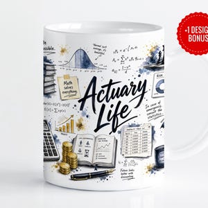Pode incluir: Uma caneca de cerâmica branca com uma estampa gráfica detalhada com o texto Actuary Life em letra cursiva preta. O design inclui fórmulas matemáticas, uma curva de sino, uma calculadora, moedas de ouro, um livro aberto e uma caneta tinteiro.