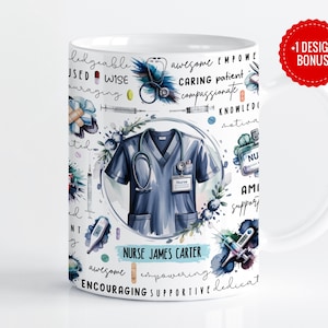 Könnte beinhalten: Weißer Keramikbecher mit einem Aquarelldesign mit medizinischen Illustrationen und Wörtern wie "weise" und "unterstützend". Der Becher zeigt eine blaue Krankenschwesteruniform und den Namen "NURSE JAMES CARTER."