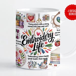 Puede incluir: Taza de cerámica blanca con ilustraciones coloridas con temática de bordado y las palabras "Embroidery Life". El diseño incluye carretes de hilo, agujas, tijeras y un corazón. La taza también tiene el texto "Cada puntada cuenta una historia, tejida con tiempo y cuidado."
