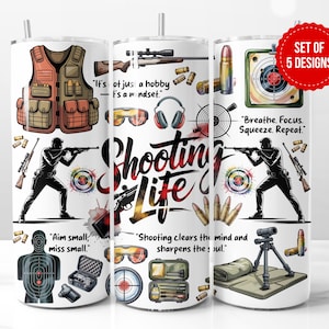 以下が含まれることがあります： 射撃をテーマにしたタンブラーデザイン5個セット。デザインは、射撃ターゲット、ライフル、弾薬のイラストと「Shooting Life」のテキストが特徴です。各タンブラーは、ストロー付きの白い背景です。