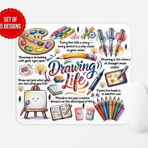 以下が含まれることがあります： アート用品と、絵に関するインスピレーションを与える引用句が特徴の、カラフルなデザインの白い長方形のマウスパッド。 マウスパッドには、パレット、鉛筆、そして「Drawing Life」という言葉が含まれています。