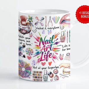Op de afbeelding: Witte keramische mok met de woorden "Nail Art Life" in kleurrijke letters, versierd met nagelkunstgereedschap, vlinders en harten. De mok bevat ook de zinnen "Polish your dreams, one at a time" en "Art at your fingertips."