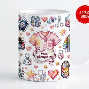 Peut inclure: Mug en céramique blanche orné d'illustrations à l'aquarelle d'outils médicaux, de blouses et de cœurs. La tasse porte le texte "Mrs. Thompson" sur une bannière. Un cercle rouge avec le texte "+1 DESIGN BONUS" est sur le côté droit.