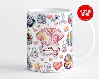 Peut inclure: Mug en céramique blanche orné d'illustrations à l'aquarelle d'outils médicaux, de blouses et de cœurs. La tasse porte le texte "Mrs. Thompson" sur une bannière. Un cercle rouge avec le texte "+1 DESIGN BONUS" est sur le côté droit.