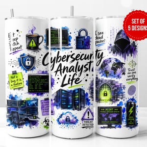 Puede incluir: Tres vasos cilíndricos blancos con pajitas que presentan gráficos de ciberseguridad que incluyen servidores, una figura encapuchada, código, un candado y el texto Cybersecurity Analyst Life, Eat Sleep Patch Repeat y Trust no one verify everything.