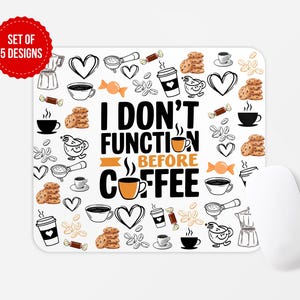 Puede incluir: Taza de café blanca con texto negro que dice "No funciono antes del café". La taza está rodeada de un patrón de granos de café, galletas, corazones y otras imágenes relacionadas con el café.