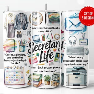 Può includere: Un bicchiere bianco con un design colorato con illustrazioni relative all'ufficio e le parole "Secretary Life". Il design include un abito, un laptop, un orologio e altre forniture per ufficio. Un cerchio rosso recita "Set of 5 Designs."