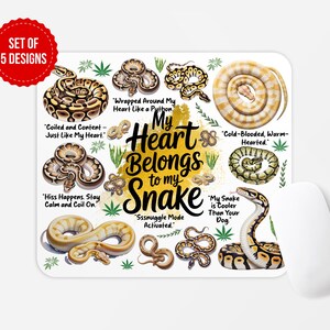 Może przedstawiać: Biała podkładka pod mysz z ilustracjami węży w kolorze brązowym, beżowym i żółtym, z napisem "My Heart Belongs to my Snake". Podkładka zawiera frazy takie jak "Coiled and Content" i "Cold-Blooded, Warm-Hearted."