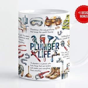 Op de afbeelding: Een witte keramische mok met een kleurrijke illustratie van loodgietersgereedschap en de tekst "Plumber Life". De tekst bevat citaten over het belang van loodgieters en het werk dat ze doen. De mok heeft een wit handvat.