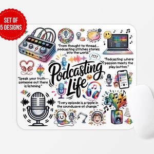 Może przedstawiać: Biała podkładka pod mysz z kolorowym wzorem podcastu. Projekt zawiera mikser, słuchawki, mikrofon i słowa "Podcasting Life". Tekst zawiera "Speak your truth" i "Every episode is a ripple."