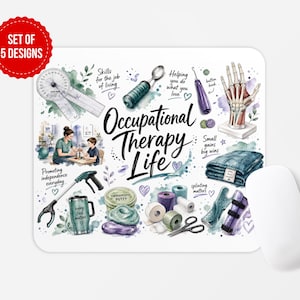 Pode incluir: Um tapete de rato retangular com ilustrações em aguarela de ferramentas de terapia ocupacional, incluindo um goniómetro, um alcance, massa terapêutica, talas e um modelo anatómico de mão, com o texto Occupational Therapy Life no centro.