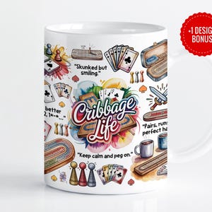 Op de afbeelding: Witte keramische mok met een kleurrijk ontwerp met de woorden "Cribbage Life" en diverse illustraties gerelateerd aan cribbage. De mok bevat tekst zoals "Keep calm and peg on" en "Skunked but smiling."