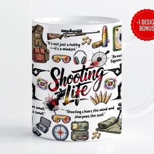 Op de afbeelding: Witte keramische mok met een ontwerp met schietgerelateerde afbeeldingen zoals geweren, kogels en doelen. De woorden "Shooting Life" staan centraal, vergezeld van citaten over de sport. Een rode bonussticker is zichtbaar.