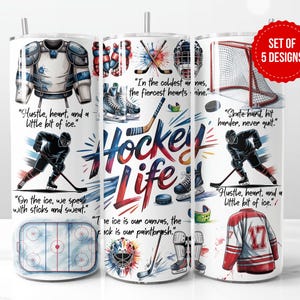 Puede incluir: Un conjunto de cinco diseños de vasos con temática de hockey. Cada vaso presenta ilustraciones de equipamiento de hockey, jugadores y citas como "Hustle, heart, and a little bit of ice". El diseño central deletrea "Hockey Life".