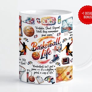 Könnte beinhalten: Weiße Keramiktasse mit Basketball-Motiv. Das Design umfasst Basketbälle, Turnschuhe und Silhouetten von Spielern. Der Text enthält "Basketball Life" und motivierende Zitate. Ein roter Kreis mit "+1 DESIGN BONUS" befindet sich auf der rechten Seite.