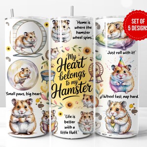 Op de afbeelding: Een set van vijf witte bekers van 590 ml met hamsterontwerpen. Elke beker heeft aquarel illustraties van hamsters met citaten, zonnebloemen en harten. De tekst bevat "My Heart belongs to my Hamster."