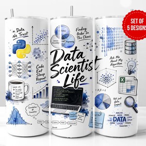 Pode incluir: Três copos cilíndricos brancos com canudos apresentando gráficos de ciência de dados, incluindo um laptop, caneca de café, logotipo Python e textos como "Data Scientist Life". Um selo vermelho circular diz "SET OF 5 DESIGNS."