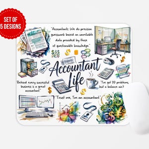 Op de afbeelding: Een witte muismat met een "Accountant Life" ontwerp. Het ontwerp bevat tekst, een kopje koffie, een rekenmachine en dollartekens. De muismat heeft een rode cirkel met de tekst "SET OF 5 DESIGNS".