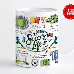 Puede incluir: Taza de cerámica blanca con un diseño temático de fútbol. La taza presenta ilustraciones de balones de fútbol, tacos, un estadio y el texto "Soccer Life". Un círculo rojo con "+1 DESIGN BONUS" está en el asa.