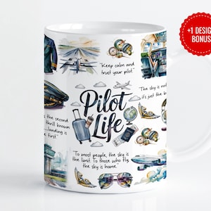 Może przedstawiać: Biały kubek ceramiczny z kolorowym wzorem przedstawiającym samoloty, czapkę pilota, globus i napis "Pilot Life". Kubek zawiera również cytaty "Zachowaj spokój i zaufaj pilotowi." i "Niebo nie jest granicą, to tylko początek."