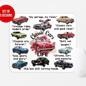 Puede incluir: Un ratón de ordenador blanco con una ilustración colorida de coches clásicos y citas sobre coches clásicos. El texto en el ratón de ordenador dice "Classic Cars Life" y "Old, but still turning heads."