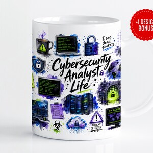 Puede incluir: Una taza de cerámica blanca con un estampado gráfico colorido con el texto Cybersecurity Analyst Life e I see dead packets. El diseño incluye ilustraciones de un portátil, bastidores de servidores, candados, un símbolo de riesgo biológico y alertas.