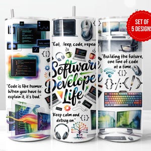 Puede incluir: Vaso de acero inoxidable blanco con un diseño colorido con código de computadora, computadoras portátiles y el texto "Software Developer Life". El vaso incluye citas como "Code is like humor" y "Building the future, one line of code at a time."