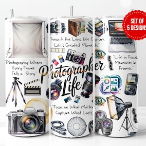 Pode incluir: Um copo branco com uma variedade de ilustrações e texto com tema de fotografia. O design inclui câmeras, lentes, um laptop e as palavras "Photographer Life". Um adesivo vermelho diz "Set of 5 Designs."